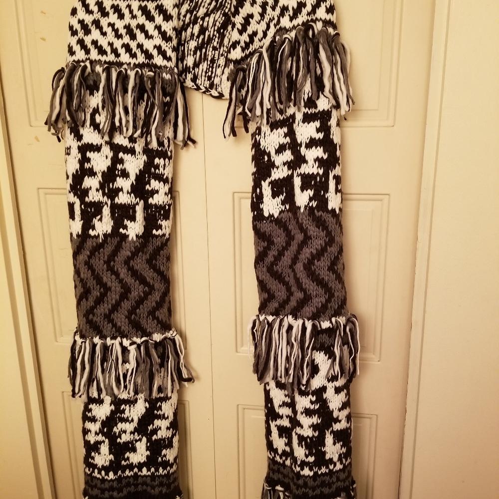 Nwot-Women's Winter wrap/shawl - Picture 2 of 6